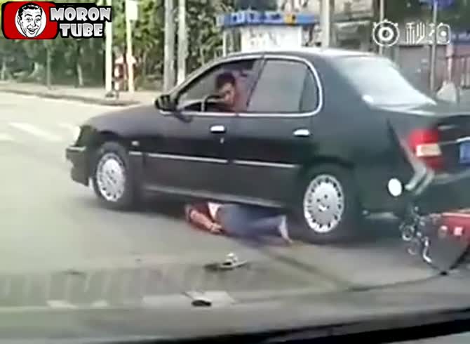 Video :Fuck, something's stuck under my car! (Audience Alert)